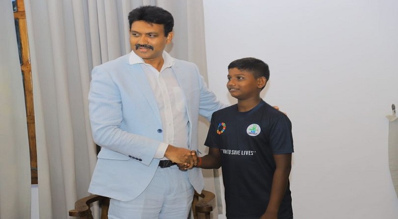 பாக்குநீரினையை கடந்து சாதனை படைத்த சிறுவனுக்கு கிழக்கு ஆளுநர் வாழ்த்து!