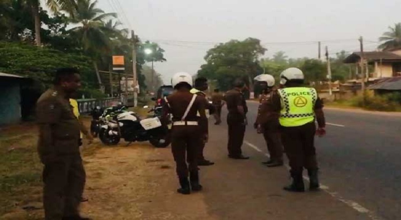 இலங்கையில் இடம்பெற்ற கோர விபத்து : மூவர் பலி!