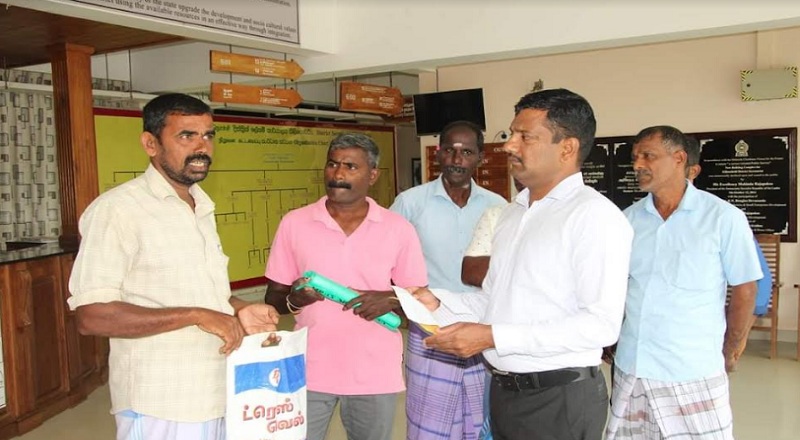 கிளிநொச்சி அரசாங்க அதிபரிடம்  கால்நடை பண்ணையாளர்கள் மகஜர் கையளிப்பு!