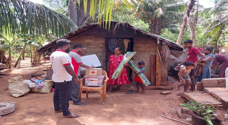 கிளிநொச்சியில் கடும் மழையினால் இடிந்து விழுந்த வீடு : அவசரகால உதவிகள் வழங்கிவைப்பு!
