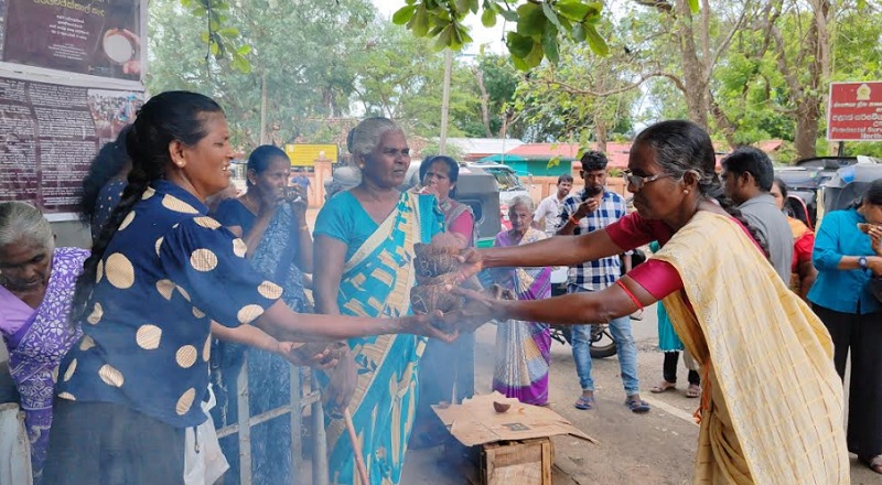 வவுனியா இலுப்பையடியில் முள்ளிவாய்கால் கஞ்சி வழங்கப்பட்டது!