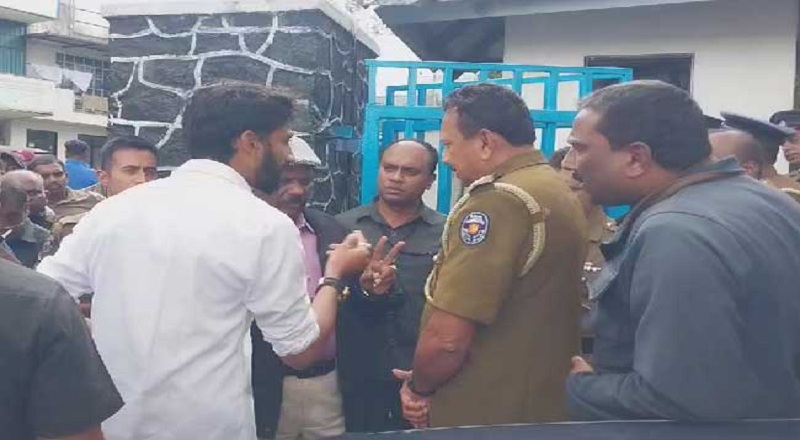 நுவரெலியா பொலிஸ் நிலையத்திற்கு அருகில் ஆர்ப்பாட்டத்தில் ஈடுபட்ட ஜீவன் தொண்டமான்!
