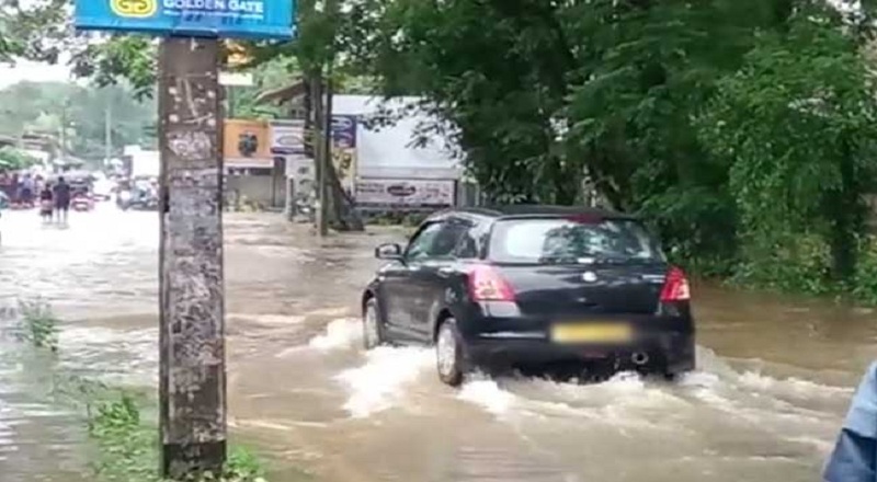 பாதுக்க நகரில் புகுந்த வெள்ளம் : சாரதிகளின் கவனத்திற்கு!