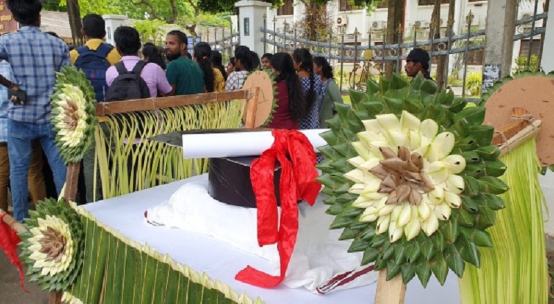 பாடையில் ஏற்றப்பட்ட பல்கலைக்கழக பட்டம் : இலங்கையில் பட்டதாரிகளின் நிலைமை!