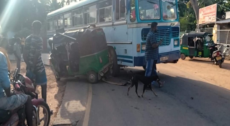 கிளிநொச்சியில் பேருந்துடன் மோதிய முச்சக்கர வண்டி!