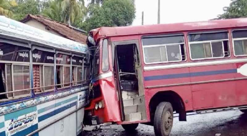 கொழும்பு - கண்டி பிரதான வீதியில் கோர விபத்து : 15 பேர் படுகாயம்!