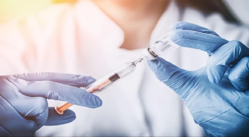 காலாவதியான தடுப்பூசியை செலுத்தியதால் ஏற்பட்ட விபரீதம் : தீப்பந்தம் ஏந்தி ஆர்ப்பாட்டத்தில் ஈடுபட்ட  மாணவர்கள் !