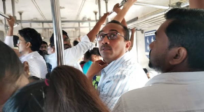 மக்களோடு மக்களாக புகையிரதத்தில் பயணித்த போக்குவரத்து அமைச்சர்!
