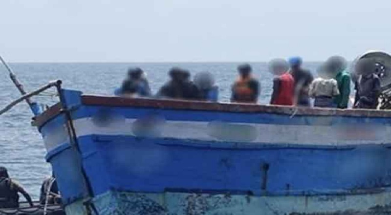 கடற்படையினருடன் கைகலப்பில் ஈடுபட்ட இந்திய மீனவர்கள் : துப்பாக்கி வெடித்ததால் நேர்ந்த விபரீதம்!