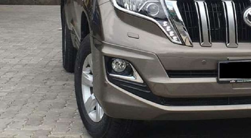 சட்டவிரோதமாக ஒன்று சேர்க்கப்பட்ட சொகுசு வாகனத்துடன் மூவர் கைது!