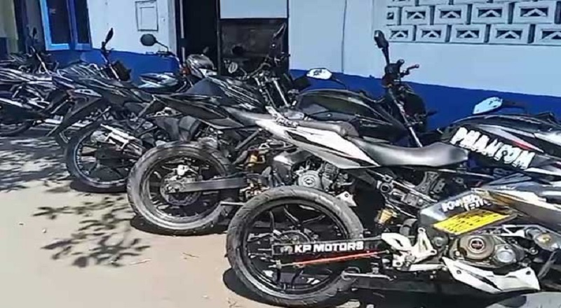 தெஹிவளையில் மோட்டார் சைக்கிள்களில் சென்ற 10 இளைஞர்கள் கைது!
