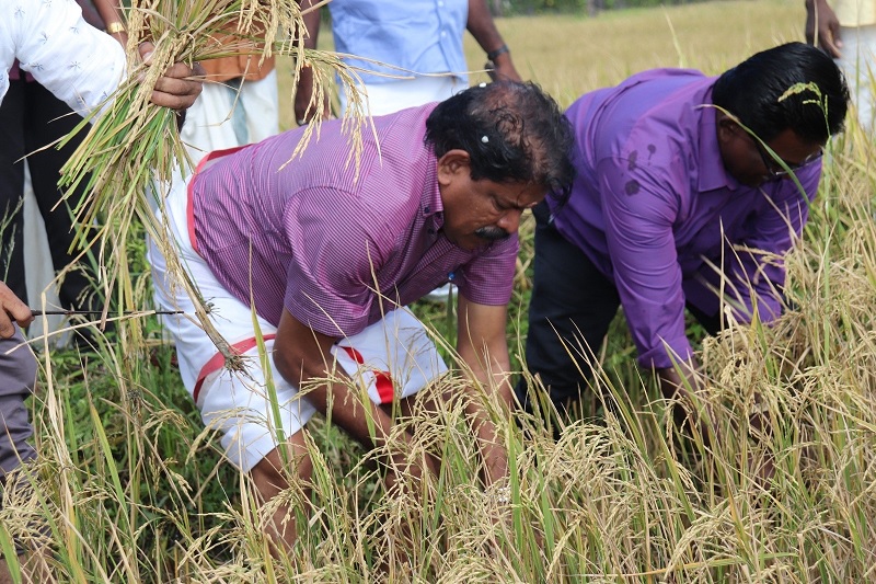 பசுமை புரட்சி திட்ட குழுவோடு அரசாங்கத்தின்  அபிவிருத்தி கடற் றொழில் அமைச்சர் ராமலிங்கம் சந்திரசேகர்