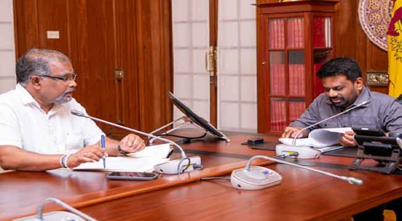 2025 வரவு செலவுத் திட்டத்தின் இறுதி வரைவை பார்வையிட்டார் ஜனாதிபதி!