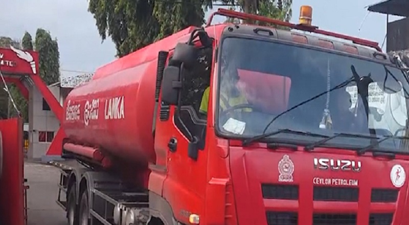 எரிபொருள் நிரப்பு நிலையங்களை வெளிநாட்டு நிறுவனங்களுக்கு மாற்ற அரசாங்கம் முயற்சிக்கின்றதா?