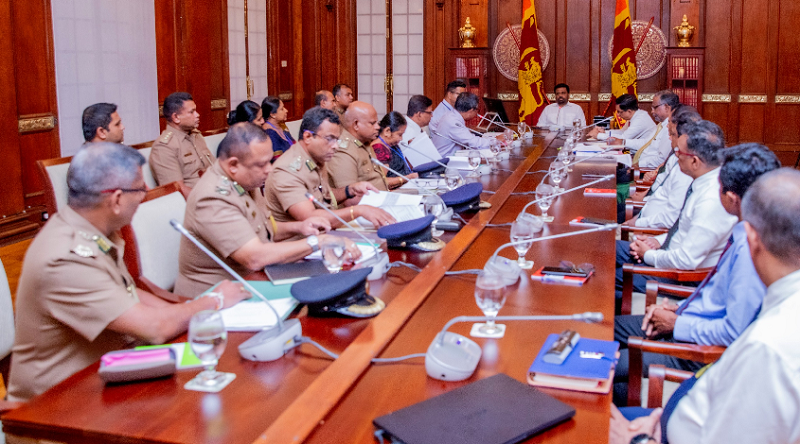 ஜனாதிபதிக்கும்  மதுவரித் திணைக்கள அதிகாரிகளுக்கும் இடையில் சந்திப்பு