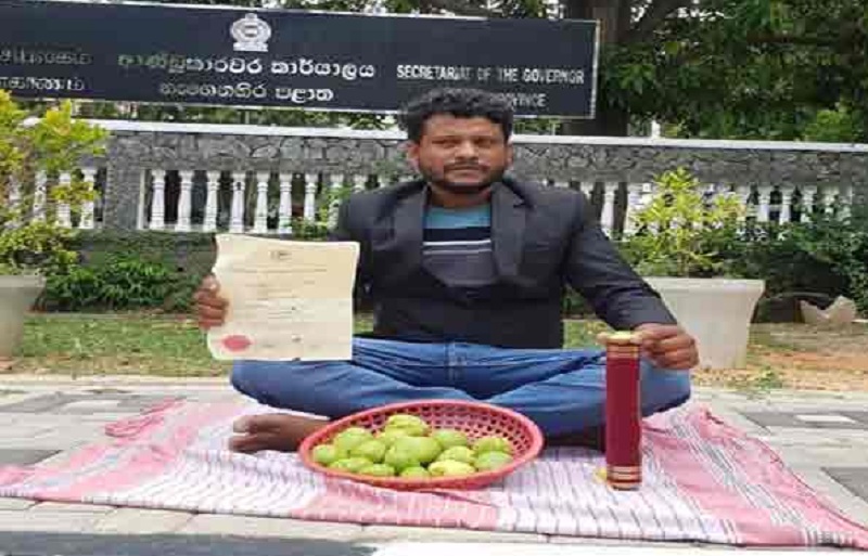 கோர்ட் சூட் அணிந்து மாம்பழ வியாபாரி போல் வினோத முறையில் ஆர்ப்பாட்டம் செய்த இளைஞன்!