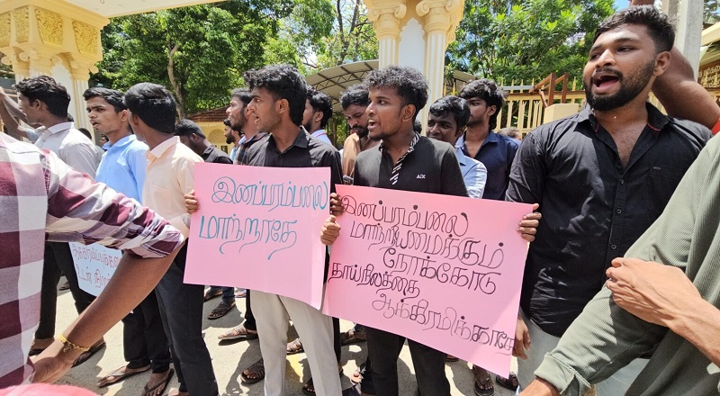 குருந்தூரில் கைது செய்யப்பட்ட விவசாயிகளை விடுவிக்குமாறு வலியுறுத்தி யாழ் மாணவர்கள் போராட்டம்!