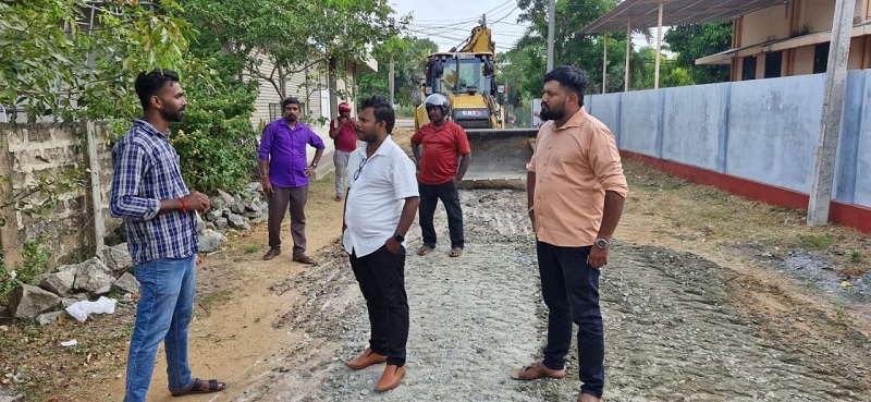 பச்சிலைப்பள்ளி பிரதேச சபையினுடைய நிதி ஒதுக்கீட்டின்கீழ் பளை மத்திய கல்லூரியின் பிரதான வீதி  புனரமைப்பு
