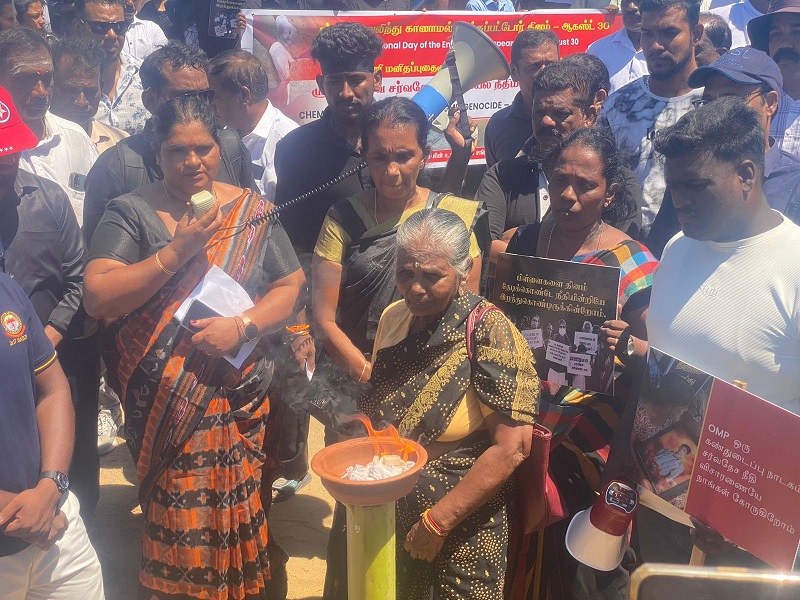 யாழ்ப்பாணத்தில் வலிந்து காணாமல் ஆக்கப்பட்ட உறவுகளின் போராட்டம் (காணொளி)