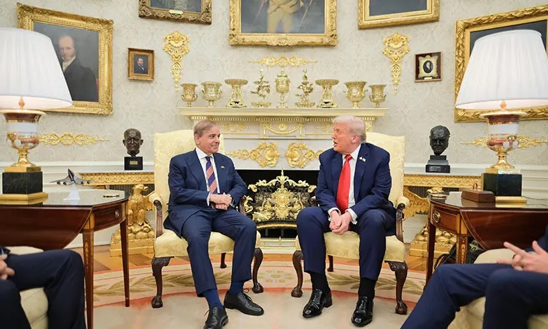 6 வருடங்களுக்கு பிறகு வெள்ளை மாளிகை சென்ற முதல் பாகிஸ்தான் பிரதமர்