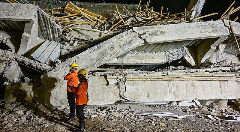 ஜாவாவில்  பள்ளிக் கட்டிடம் இடிந்து விபத்து - கட்டடத்திற்கு அடியில் சிக்கிய மாணவர்கள்!