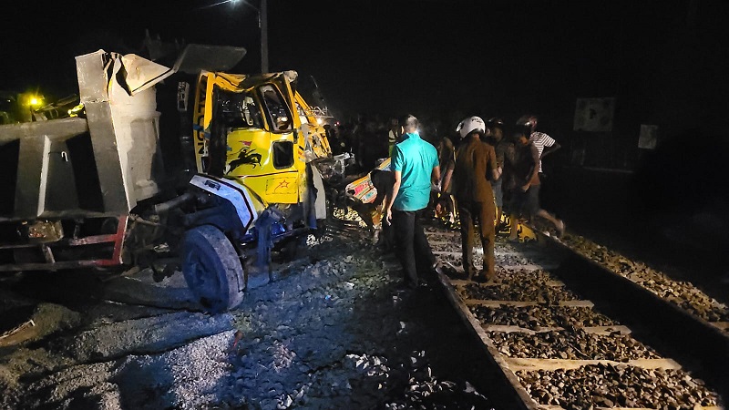 இரண்டு ரிப்பர்கள் நேருக்கு நேர் மோதி விபத்து!