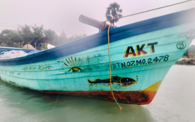 நடுக்கடலில் எரிபொருள் தீர்ந்தமையால் கடற்படையினரிடம் தஞ்சமடைந்த மீனவர்கள்!