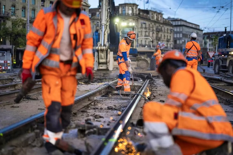 வேலைநிறுத்தத்திற்கு வாக்களித்த சுவிட்சர்லாந்தின் கட்டுமானத் தொழிலாளர்கள்