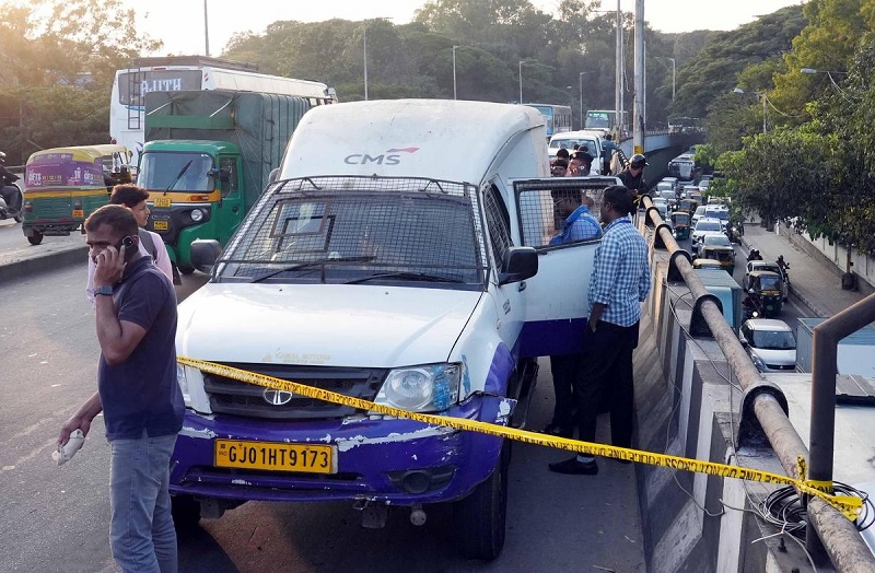 இந்தியாவில் போலி வேடமிட்டு 70 மில்லியன் ரூபா வங்கி பணம் கொள்ளையடிப்பு