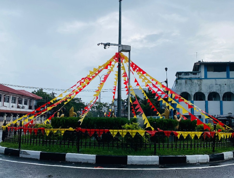 மாவீரர் நாளை முன்னிட்டு எழுச்சி கொண்ட மட்டக்களப்பு: வீதியெங்கும் பறக்கும் சிவப்பு மஞ்சள் கொடிகள்