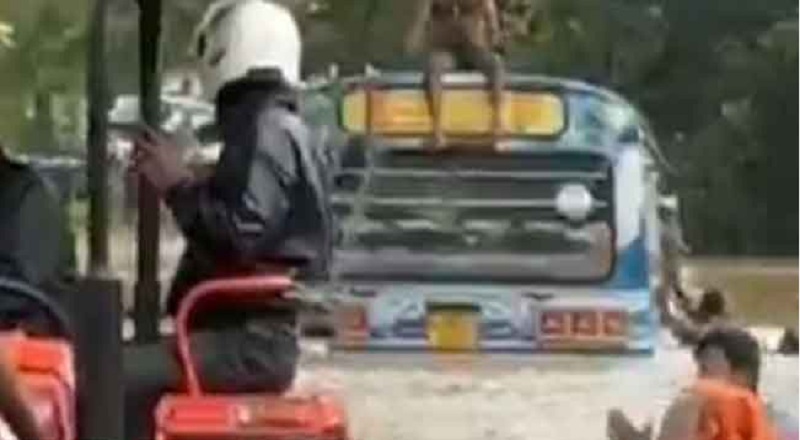 23 பயணிகளுடன் வெள்ளத்தில் அடித்துச் செல்லப்பட்ட பேருந்து!