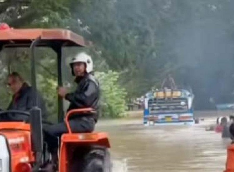 23 பயணிகளுடன்  வெள்ளத்தில் அடித்துச் செல்லப்பட்ட பேருந்து!