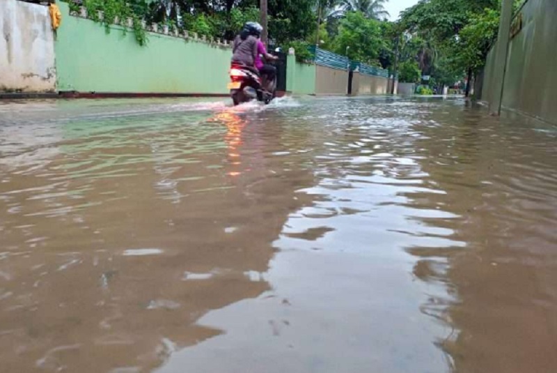 யாழில் கடந்த சில நாட்களாக பெய்த மழை காரணமாக 700 இற்கும் மேற்பட்ட குடும்பங்கள் பாதிப்பு