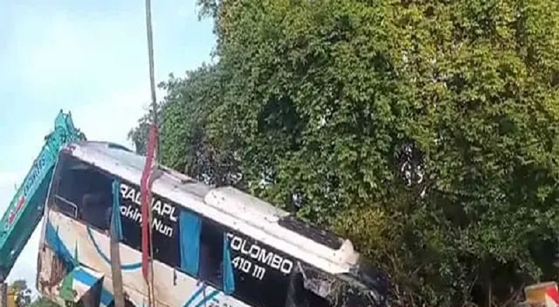 கொழும்பிலிருந்து அனுராதபுரம் நோக்கிச் சென்ற சொகுசுப் பேருந்து  விபத்து - 12 பேர் வைத்தியசாலையில்