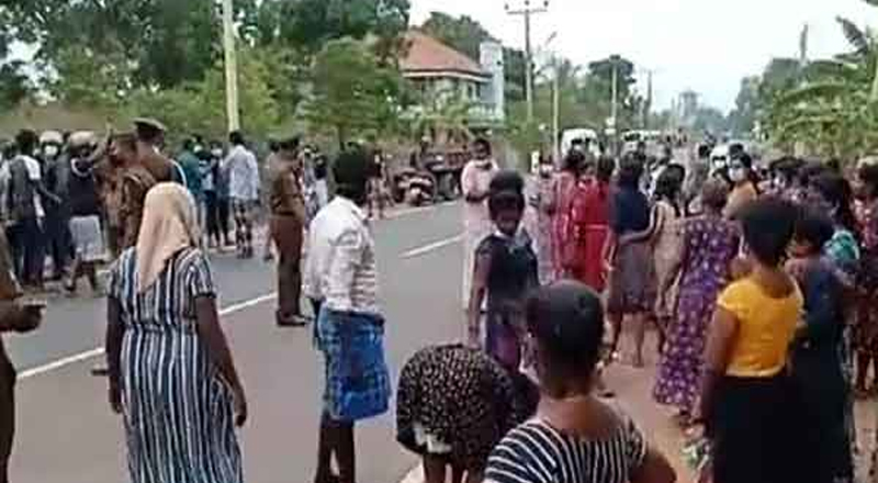 கொலையாளிகளை கண்டுபிடிக்குமாறு கோரி காங்கேசன்துறை பொலிஸ் நிலையம் முன் போராட்டம்