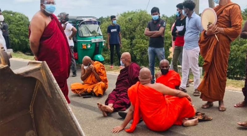  பிக்குகளின் எதிர்ப்பால்  கைவிடப்பட்ட பராக்கிரம சமுத்திர நடைபாதை செயற்றிட்டம் 