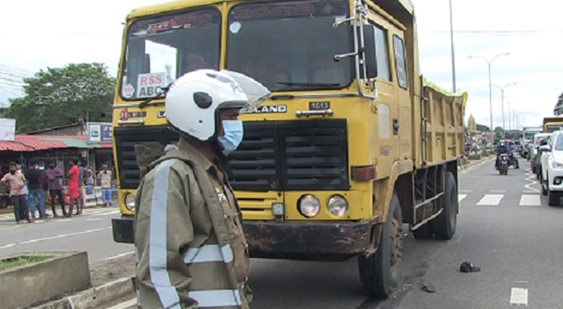 கிளிநொச்சியில் பாதசாரி கடவையில் முதியவரை மோதித்தள்ளிய டிப்பர் வாகனம்