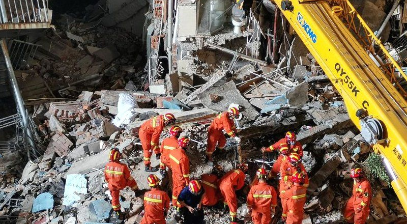 கட்டடம் இடிந்து வீழ்ந்து 17 பேர் உயிரிழப்பு 5 பேர் காயம் 