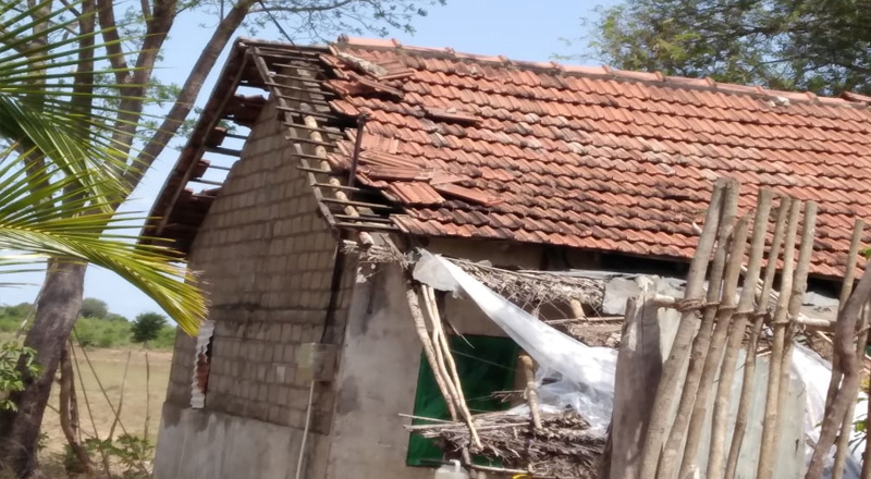 மட்டக்களப்பில் சூறாவளி தாக்கத்தால் 42 வீடுகள் சேதம்