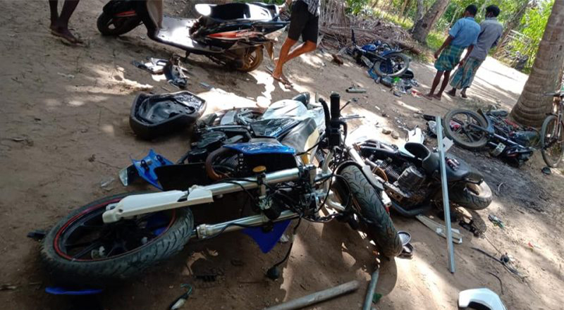 யாழில் விபத்து - மோட்டார் சைக்கிளில் சென்ற கர்ப்பிணி மற்றும் 2 வயது சிறுமி உட்பட்ட மூவருக்கு ஏற்பட்ட நிலை