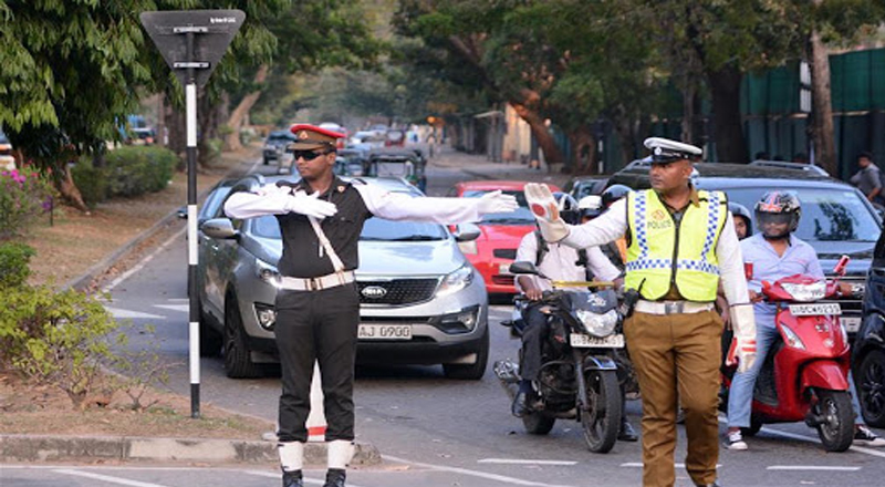 சிறிய வாகனங்களில் பயணிப்பவர்களுக்கு பொலிஸார் விடுத்துள்ள அறிவித்தல்