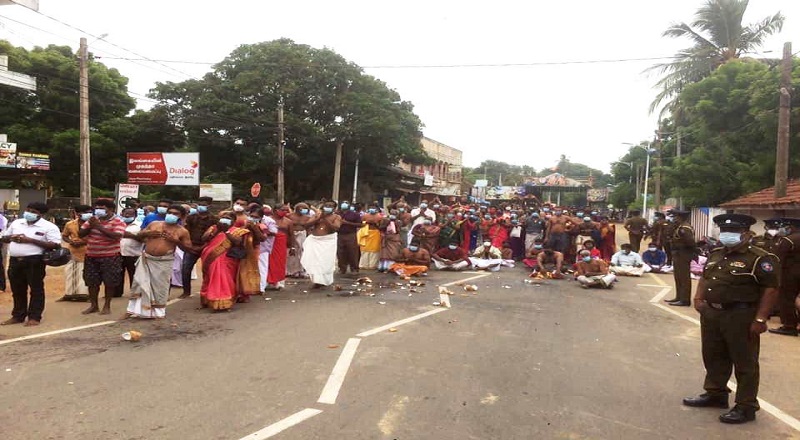 நல்லூரானை வணங்கி செல்ல வந்த பக்தர்களை ஆலய சூழலுக்குள் அனுமதிக்க மறுத்த காவல்துறையினர்