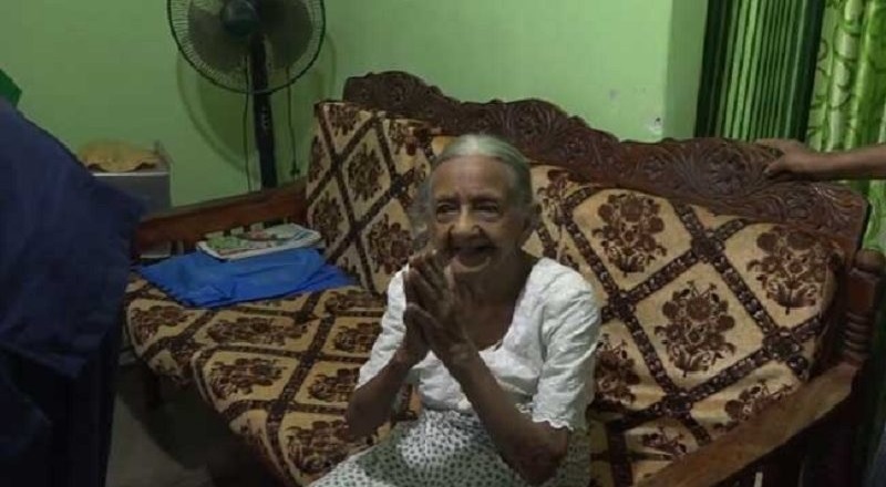 கோவிட் தொற்றுக்கு எதிரான தடுப்பூசியைப் பெற்றுக்கொண்ட 103 வயதுடைய தாய்