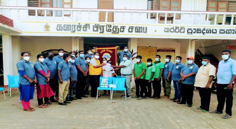 கிளிநொச்சி சிற்றி லயன்ஸ் கழகத்தினால் பிரதேச சபை சிற்றூளியர்களுக்கு பாதுகாப்பு அங்கிகள் வழங்கி வைப்பு(PHOTOS)