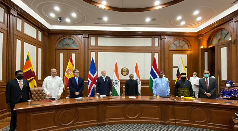 இந்திய ஜனாதிபதியிடம் நற்சான்றுப் பத்திரத்தைக் கையளித்தார் மொறகொட (Photo)