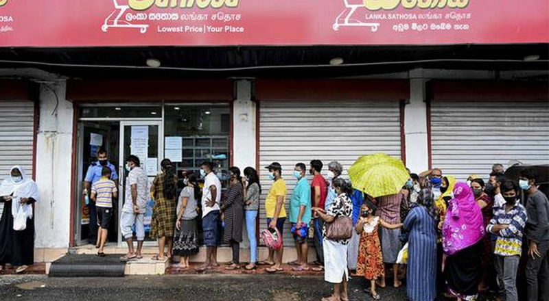 அரிசிக்கும் சீனிக்கும் நீண்ட வரிசைகளில்  மக்கள் - நிதி அமைச்சராகப் பஸில் வந்ததால் என்ன பயன்?