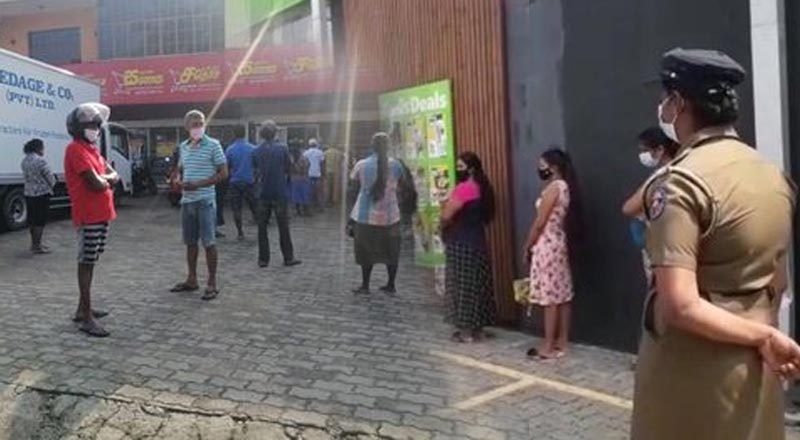 சீனி 130 ரூபாய்க்கு விற்பனை! முடக்க நிலையை மறந்த மக்கள் !