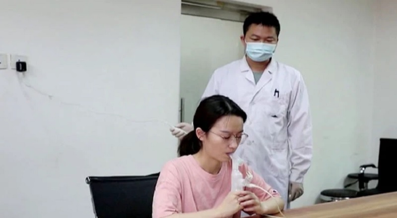 உலகின் முதல் மூச்சு வழியாக உள்ளிழுக்கும் கோவிட் மருந்தை அறிமுகம் செய்த சீனா..!!