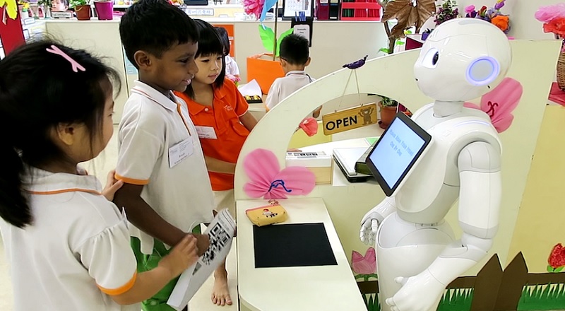 குழந்தைகளுக்கு பாடம் சொல்லிக்கொடுக்கும் ‘குட்டி ரோபோக்கள்’