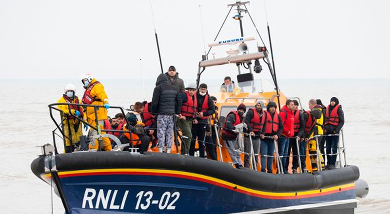 புகலிடக்கோரிக்கையாளர்களை பிரித்தானியாவுக்கு ஏற்றிவந்த கப்பல் கவிழ்ந்து 27பேர் உயிரிழப்பு